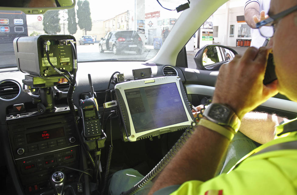 Foto de archivo de un agente de la Guardia Civil de Tráfico controlando el radar - FOTO: EFE/Víctor Lerena