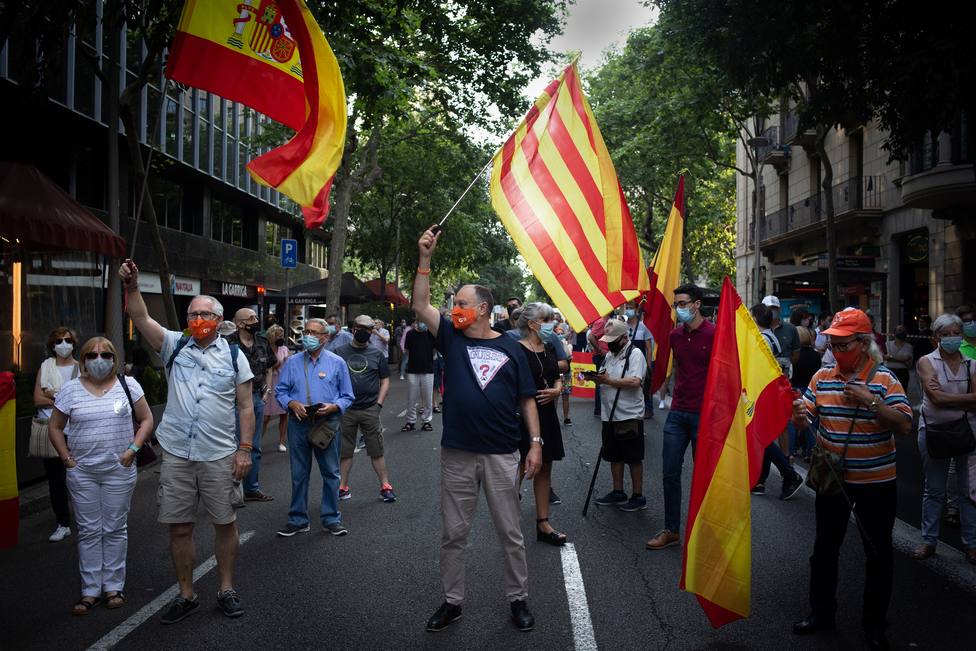 Unas 300 personas protestan en Barcelona contra los indultos a los encarcelados del 1-O