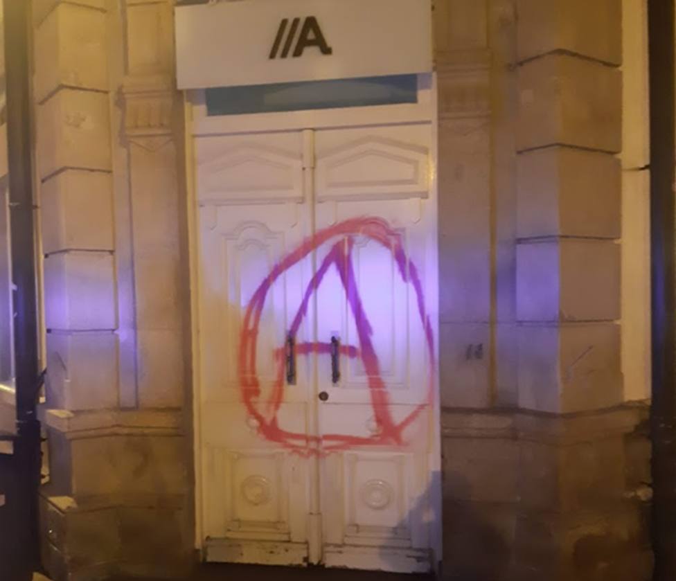 Pintada anarquista en la puerta de la oficina principal de Abanca en Lugo