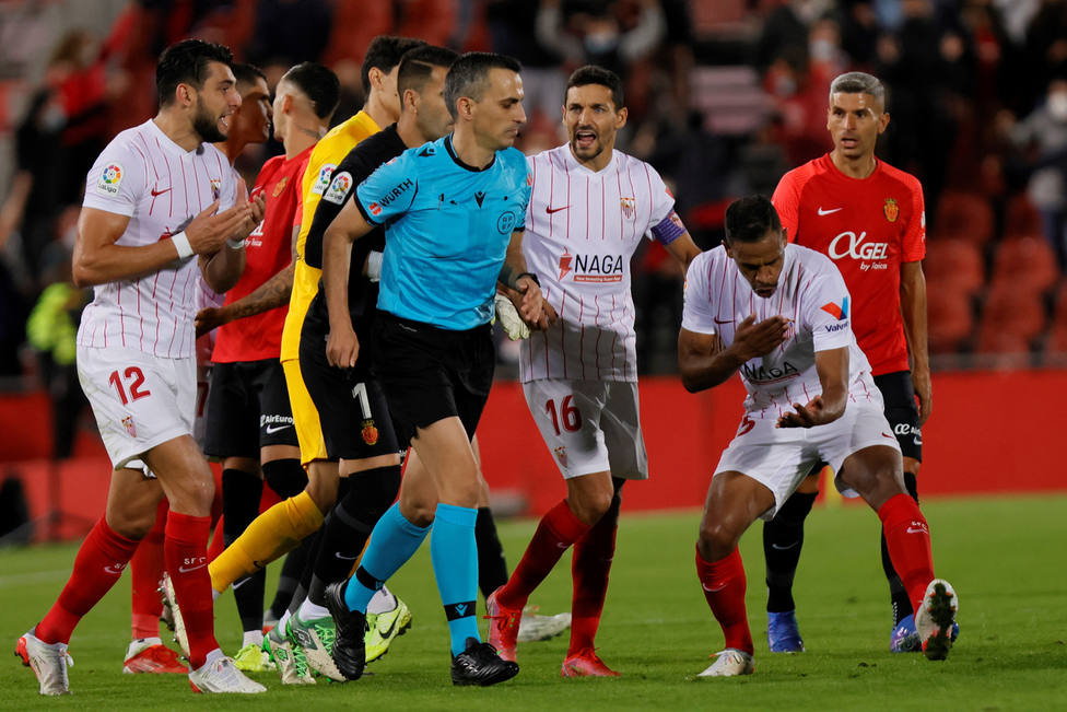 Los jugadores del Sevilla protestan al colegiado Jaime Latre el gol anulado a Ocampos en el minuto 95. (EFE)
