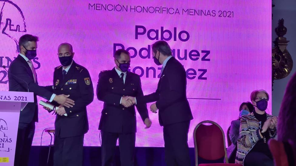 El policía Pablo Rodríguez recoge su galardón en los premios Meninas 2021