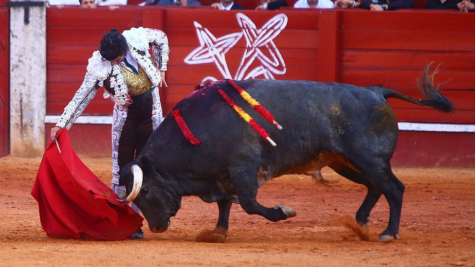 Derechazo de Morante durante su faena al cuarto toro en Aranjuez