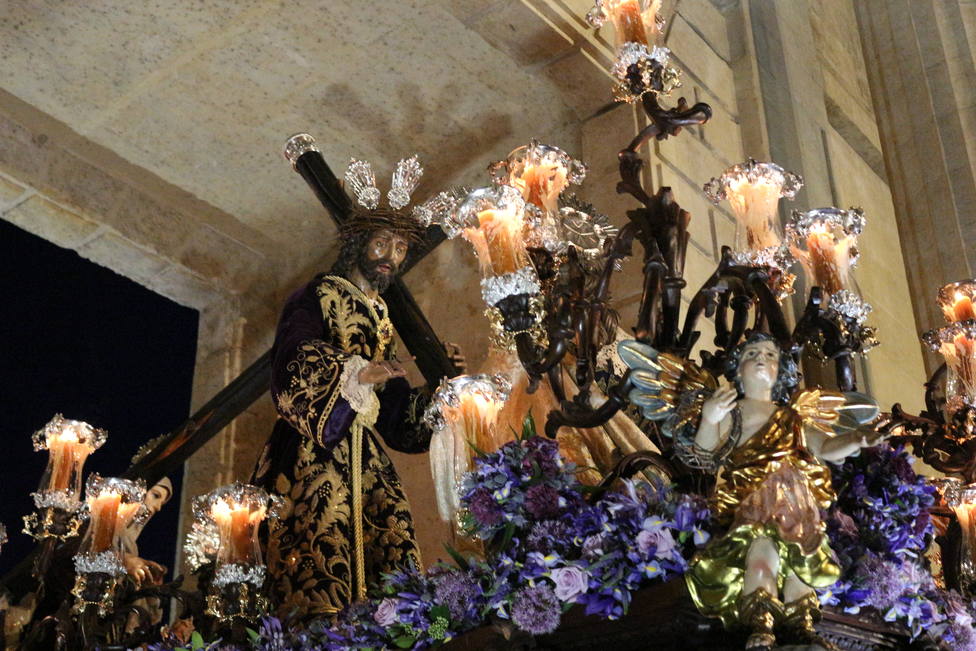 Un Martes Santo repleto de juventud e ilusión por las calles de Córdoba