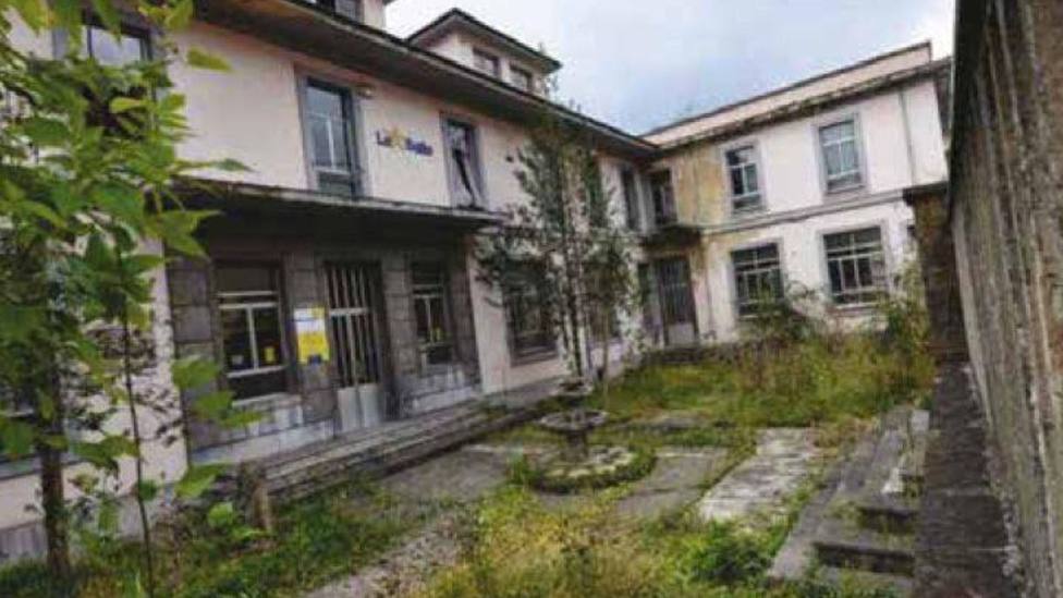 Una imagen del colegio abandonado de Turón