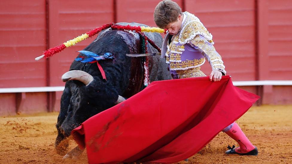 Borja Jiménez este sábado ante un toro de Victorino Martín en Sevilla