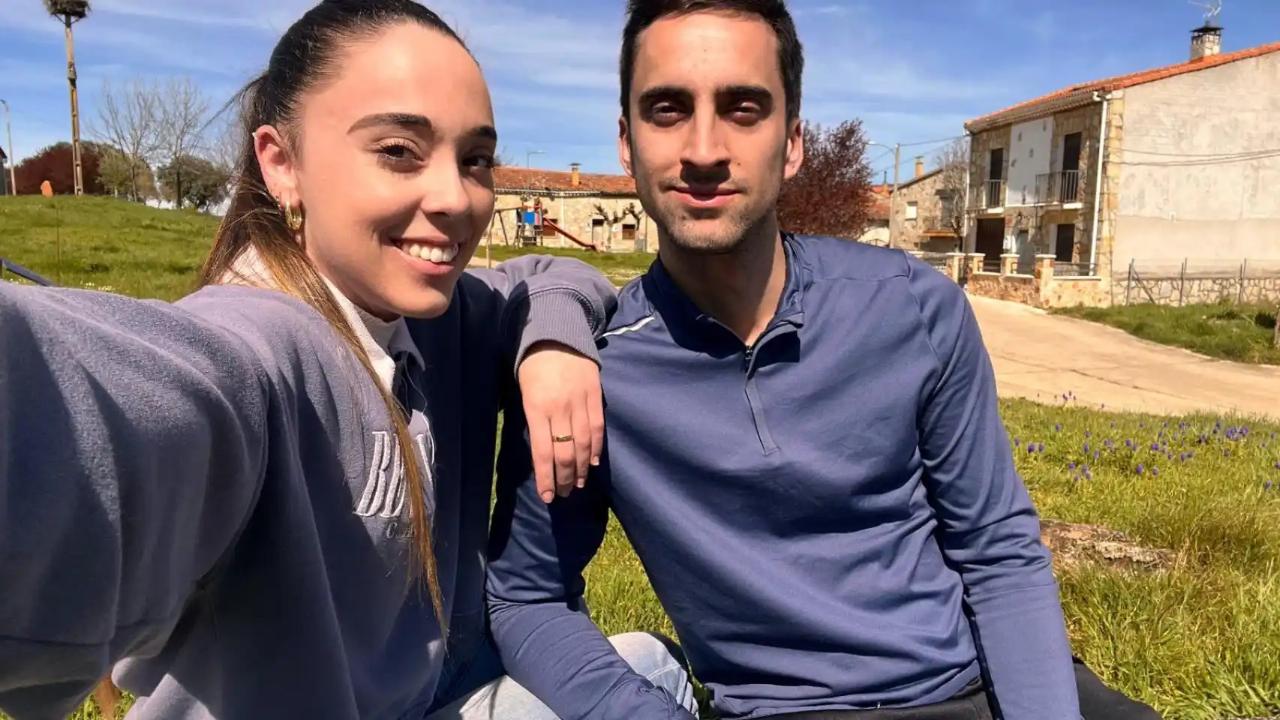 Dos primos catalanes se mudan al pueblo de su infancia y lo que deciden al llegar les cambia la vida