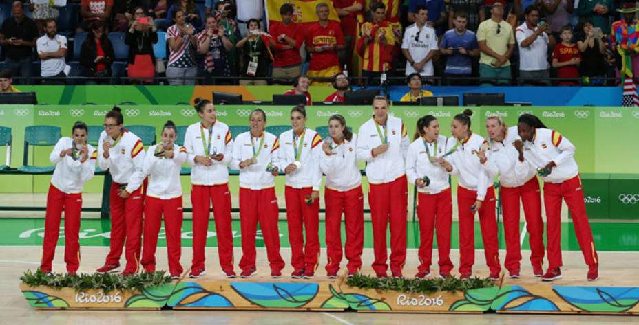 La selección española, con la histórica medalla de plata en el podium (EFE)