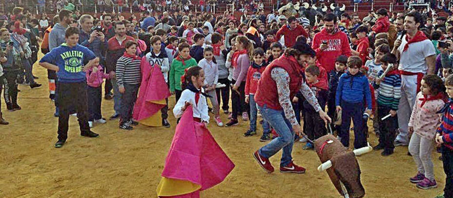 La plaza de La Puebla se llenó de niños que jugaron al toro con Morante. FIT