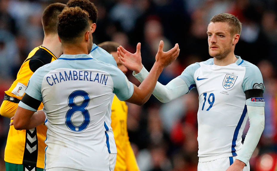 La selección inglesa celebra su triunfo ante Lituania. REUTERS