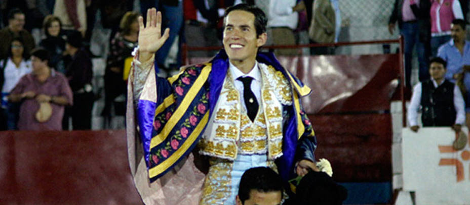 Diego Silveti en su salida a hombros este viernes en la plaza azteca de Irapuato. SUERTEMATADOR.COM