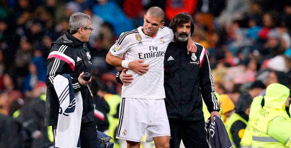 Pepe se retira con cara de dolor tras sufrir un golpe en el costado. Foto: Real Madrid.