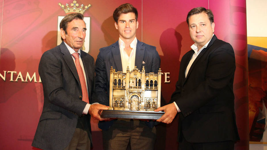 Rubén Pinar recogiendo el trofeo como triunfador de la Feria de Albacete 2016