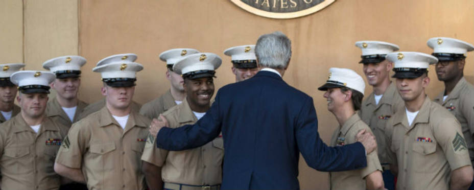 El Secretario de Estado de EE.UU. saluda a marines en la embajada de Bagdad. Reuters