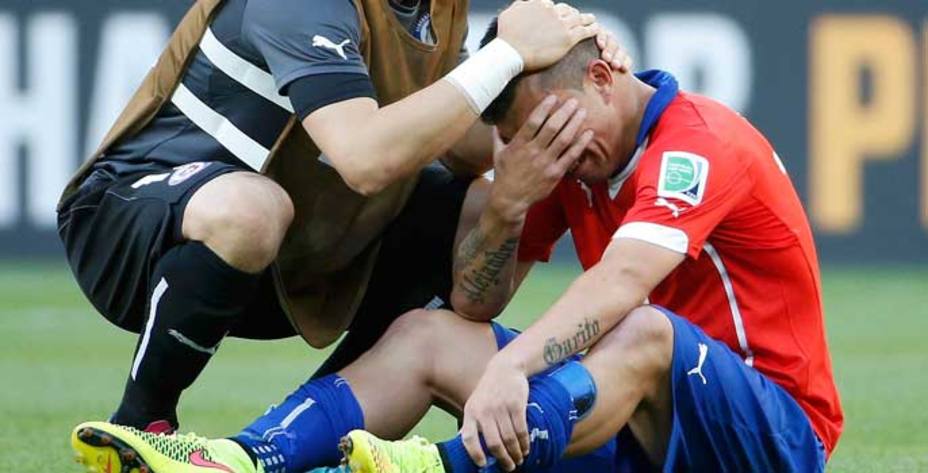 Medel lamenta la eliminación del equipo chileno. (Reuters)
