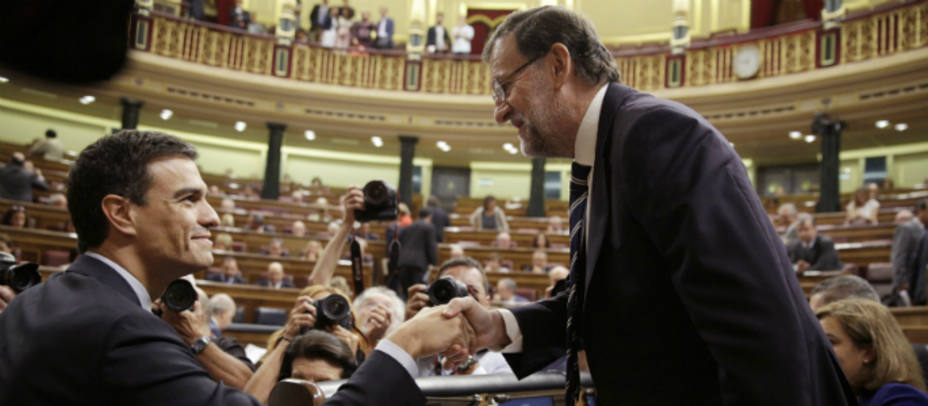 Rajoy saluda a Pedro Sánchez antes del inicio de la sesión de control al Gobierno. REUTERS