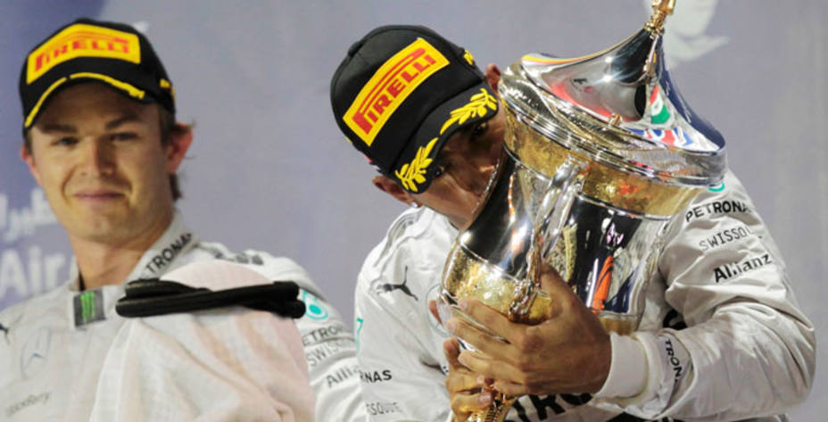 Hamilton, con el trofeo de campeón del GP de Bahrein (Reuters)