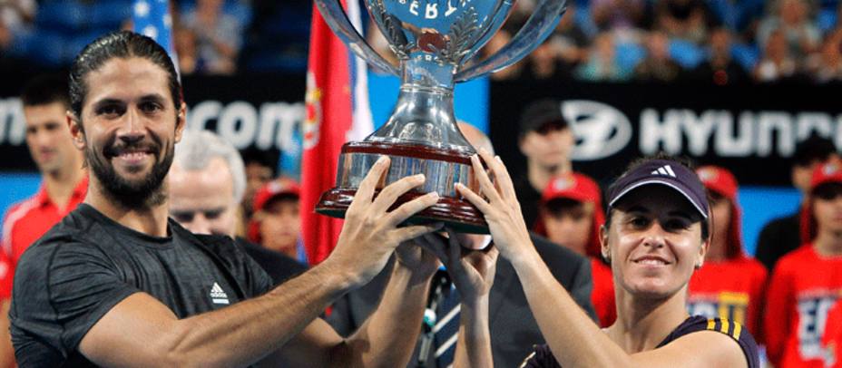 Verdasco y Medina, con el trofeo. REUTERS
