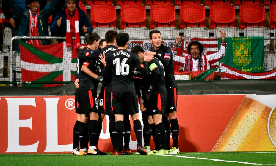 El Athletic celebra el gol de Aduriz frente al Ostersunds. REUTERS