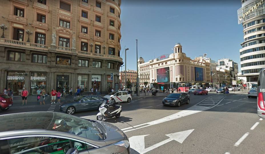 Un menor herido grave tras caer desde un octavo piso en la Gran Vía de Madrid