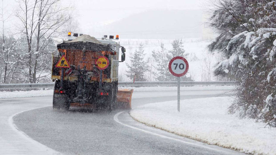 Más de 300 carreteras permanecen afectadas por hielo y nieve