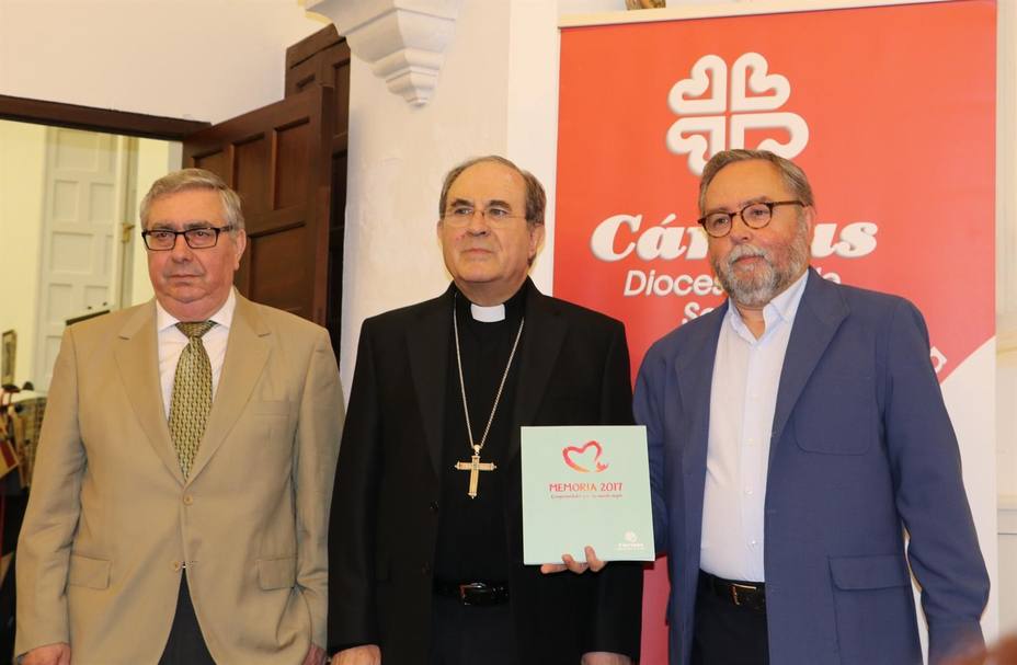 El arzobispo y el director de Cáritas durante la presentación de la Memoria de 2017