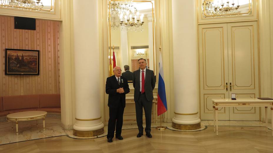 El diplomático español Eugenio Bregolat recibe la insignia rusa Por la Cooperación Internacional