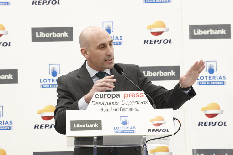 El presidente de la Real FederaciÃ³n EspaÃ±ola de FÃºtbol, Luis Rubiales, interviene en un Desayuno Deportivo de Europa Press.