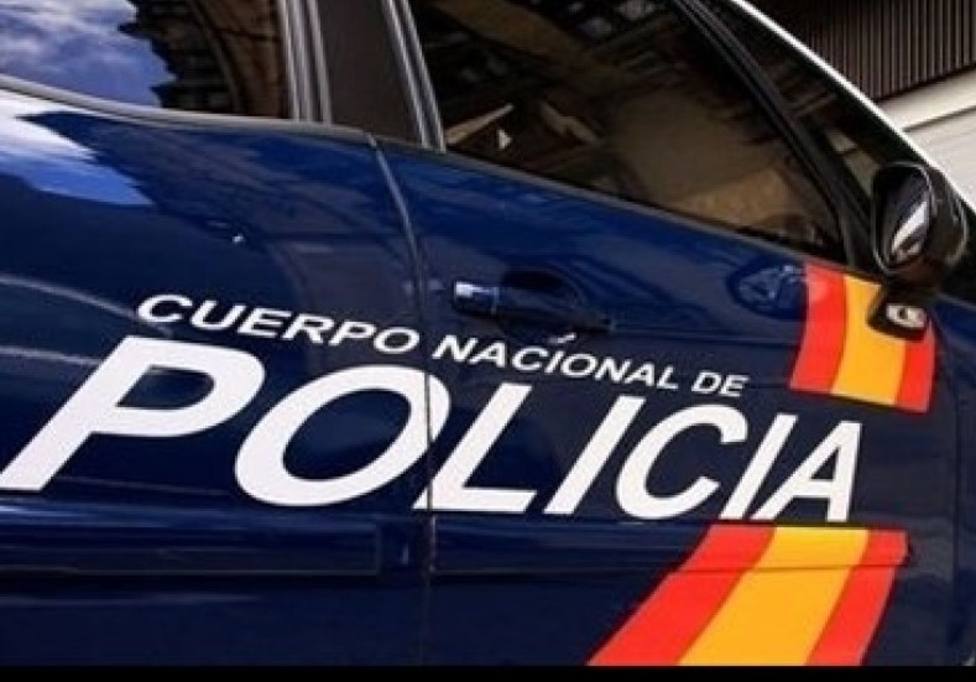 Detienen a un joven de 21 años por dañar siete vehículos y arrancar tres papeleras en Lugo
