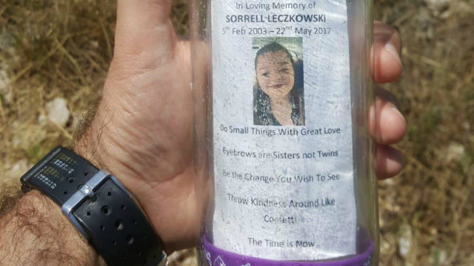 Encuentran una botella lanzada al mar hace dos años en memoria de una víctima del Manchester Arena