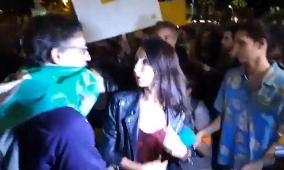 El violento acoso a una periodista durante la manifestación del 1-O: “¡Marchaos mentirosos!”