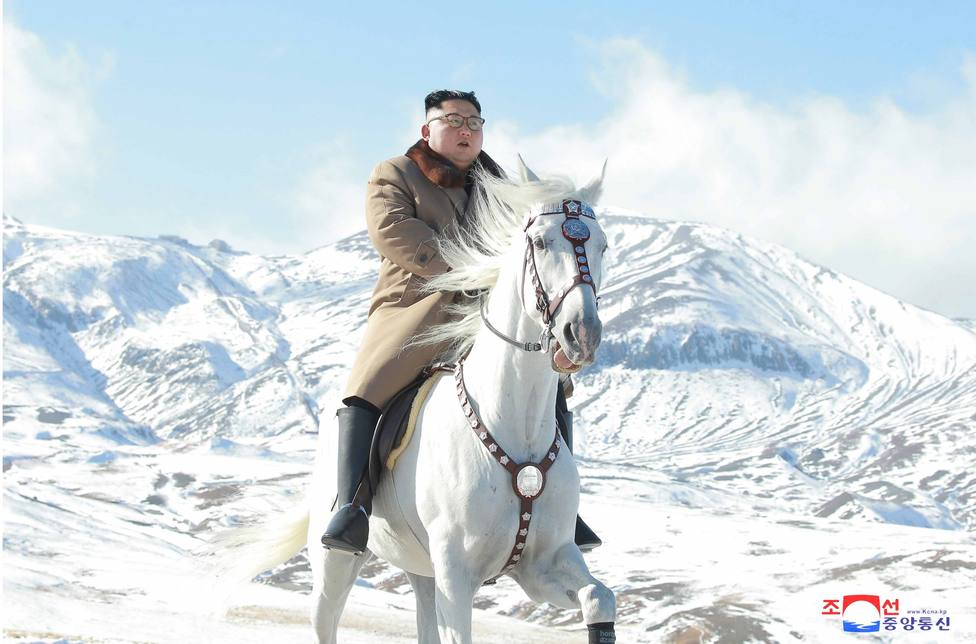 Kim Jong-un emula a Putin y publica unas fotos a caballo de marcado tono épico
