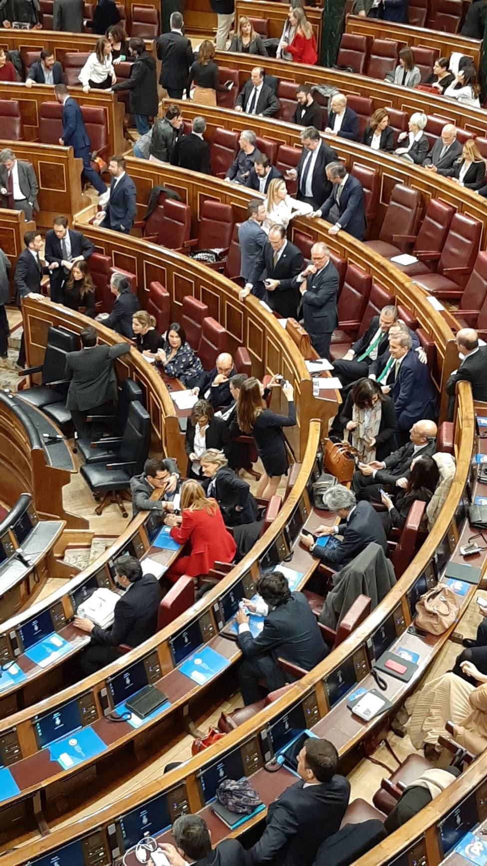 Madrugones y discusiones entre diputados para ocupar los escaños del hemiciclo del Congreso en su sesión constitutiva