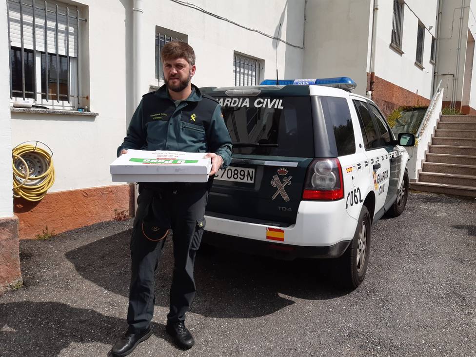 Las pizzas solidarias también llegaron a la Guardia Civil de Fene - FOTO: Cedida