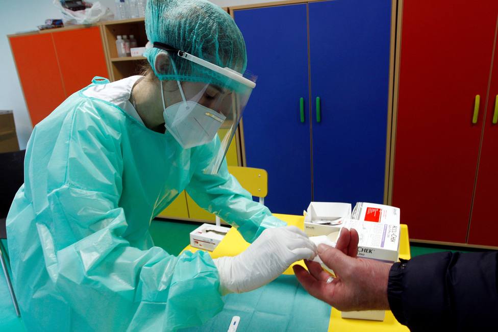 Una sanitaria toma una muestra de sangre a un ciudadano en Ferrol - FOTO: EFE / Kiko Delgado