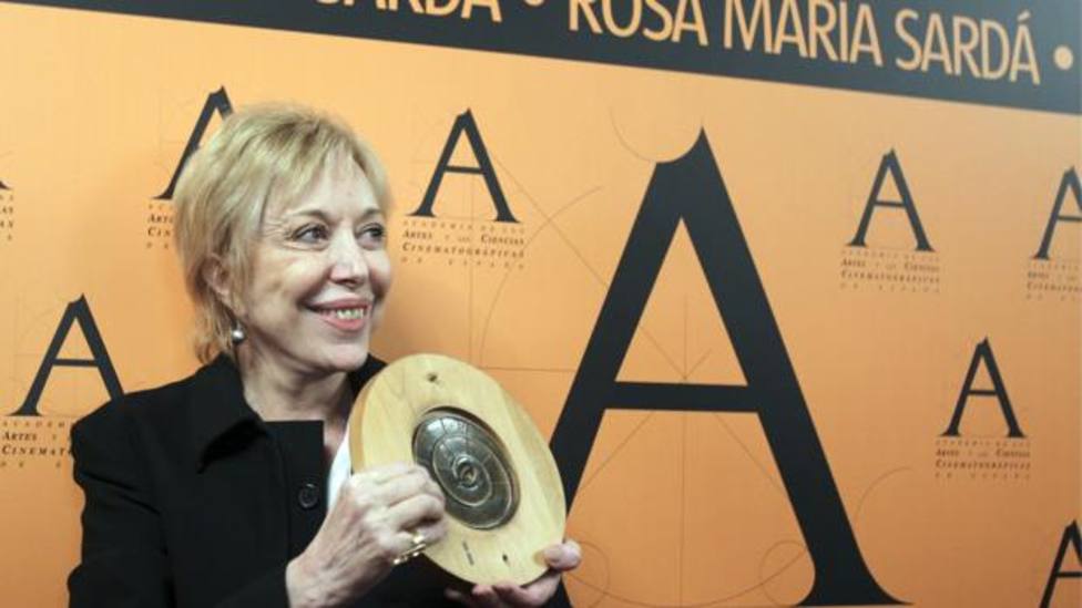 Sardà posa con la Medalla de Oro de la Academia que le entregaron en 2010