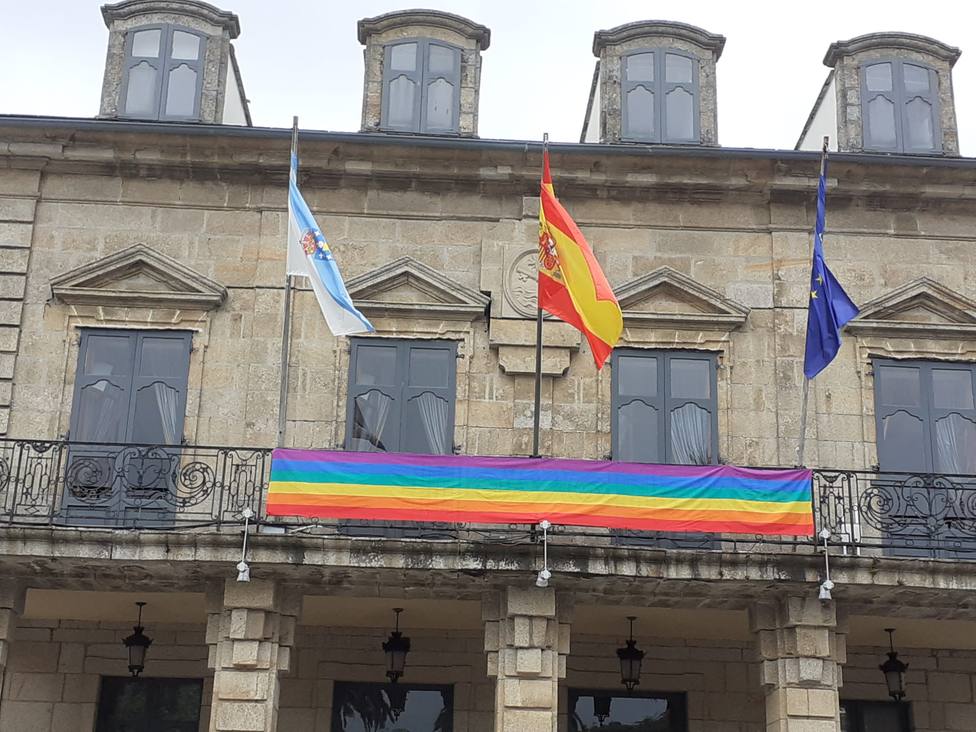 Bandera multicolor en el Ayuntamiento de Ribadeo
