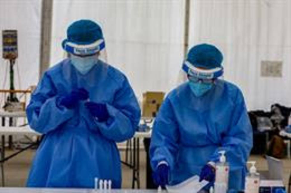 Dos sanitarias trabajan en un dispositivo de test de antígenos