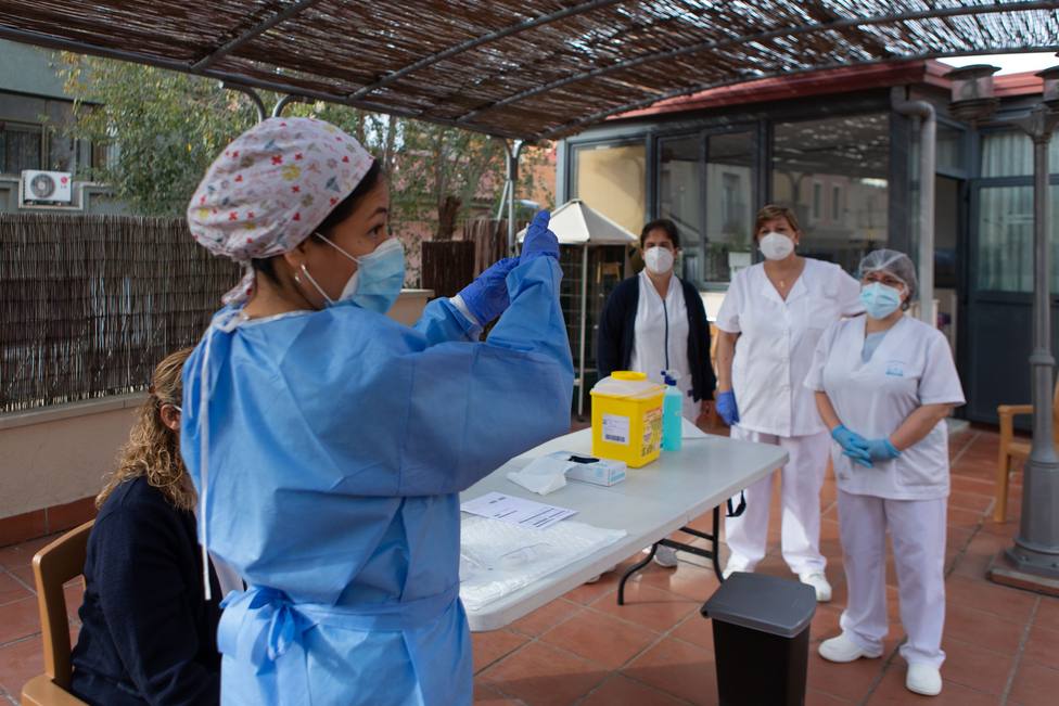 Foto de archivo de personal sanitario preparando pruebas PCR - FOTO: EFE / Enric Fontcuberta