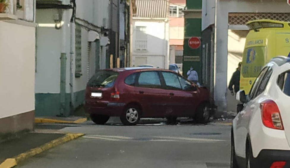 Uno de los vehículos acabó empotrado contra la fachada del Barzar Moncho - FOTO: Tráfico Ferrolterra