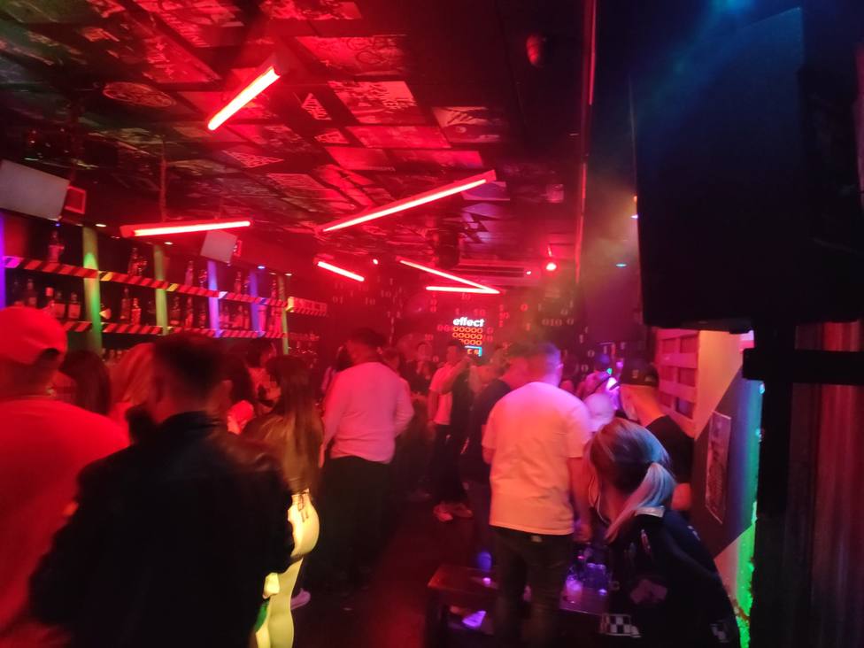 Desalojan un pub de Almería con 51 personas en el interior por no respetar las medidas anticovid