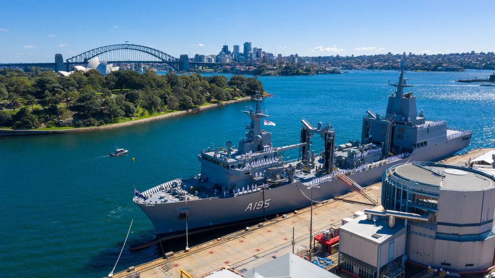 El buque atracado para su entrega - FOTO: Royal Australian Navy
