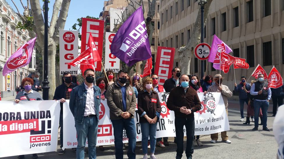 Bajo el lema “ahora toca cumplir”, los sindicatos CCOO y UGT han vuelto a la calle en el 1º de Mayo