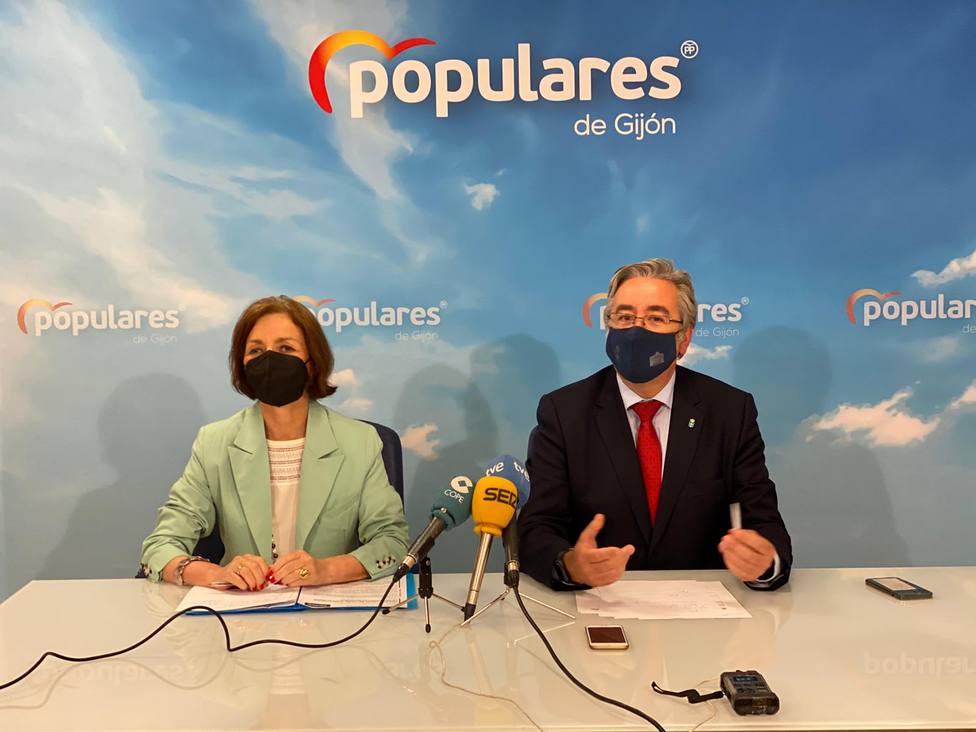 El presidente del PP de Gijón, Pablo González, presentó el recurso junto a Ángeles Fernández Ahuja