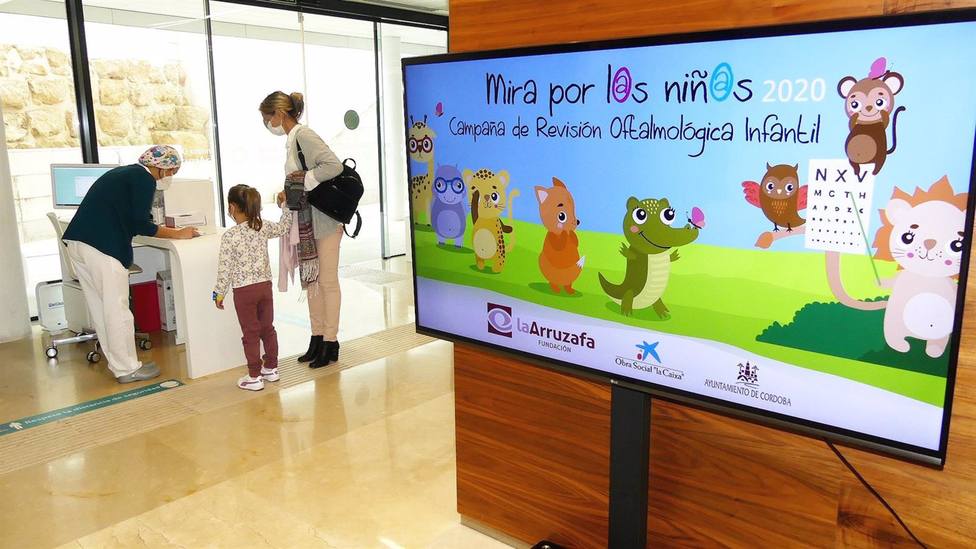 Una campaña oftalmológica de la Fundación La Arruzafa atiende a más de medio millar de escolares cordobeses
