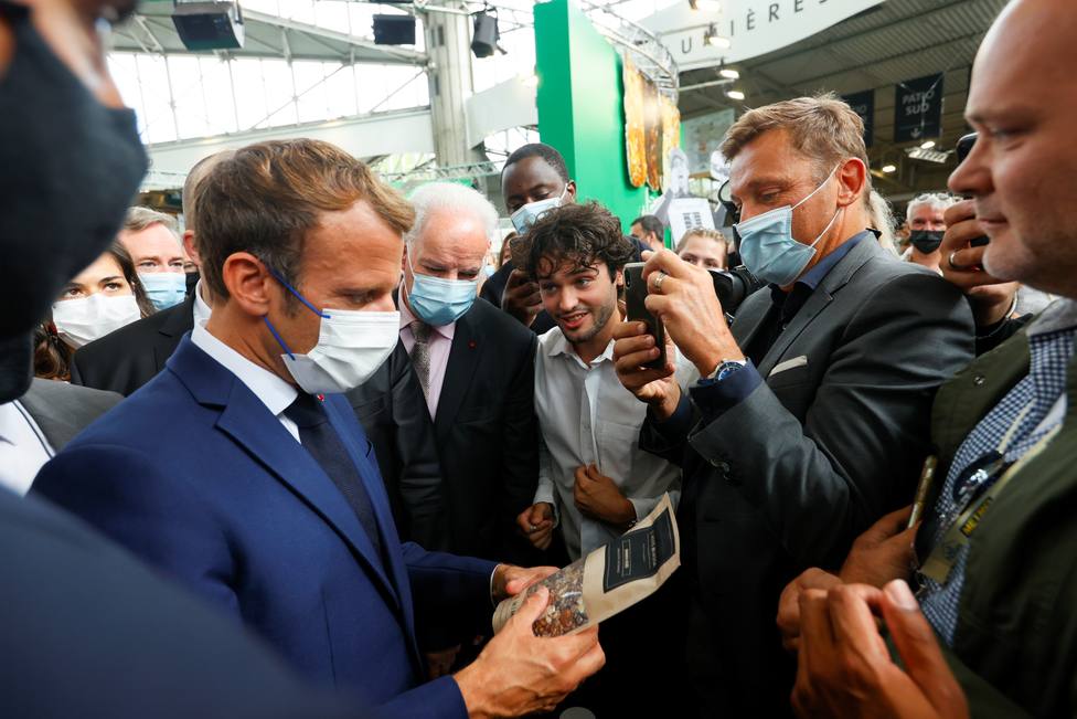 Un joven lanza un huevo al presidente francés, Emmanuel Macron, durante una feria