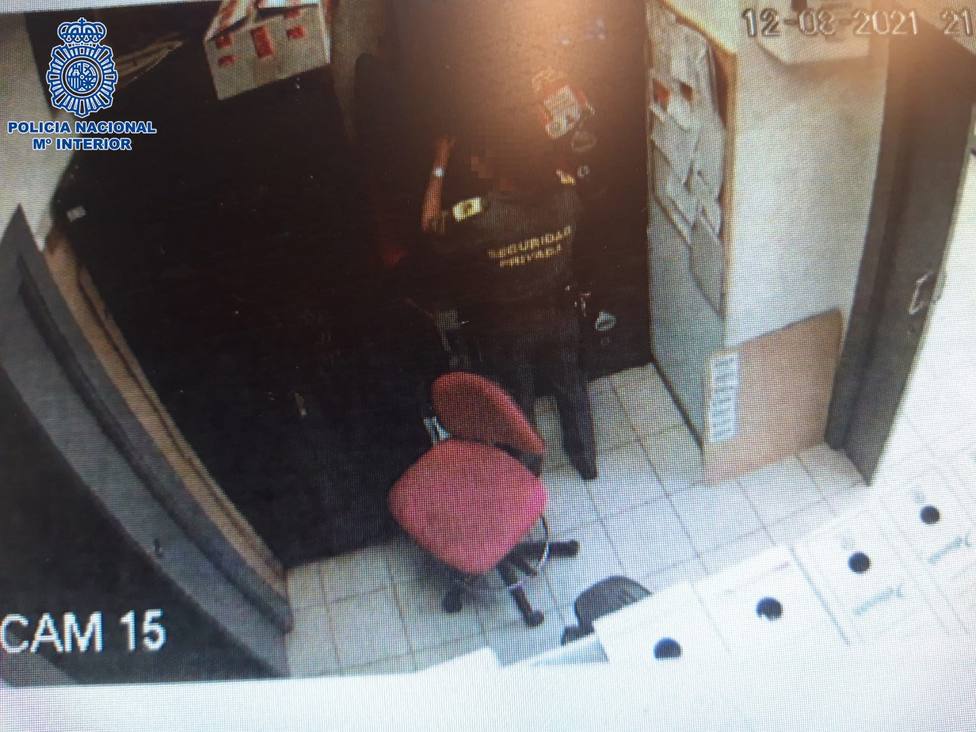 Una vigilante de seguridad identificada por un robo en un comercio de Logroño en el que trabajaba