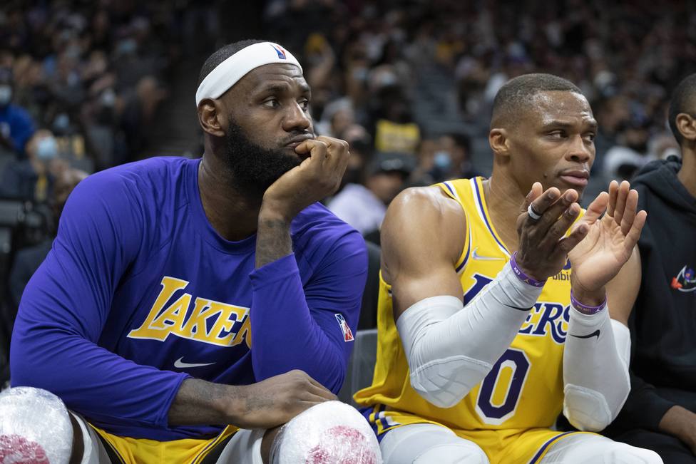Los Lakers encajan su sexta derrota consecutiva; Brooklyn cumple en un difícil encuentro