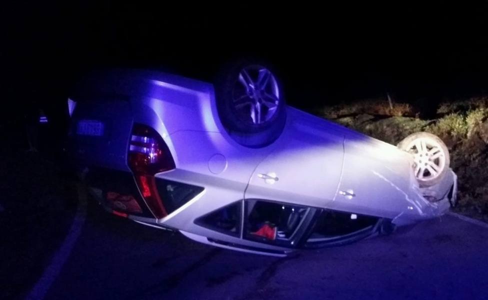 El vehículo quedó con las cuatro ruedas en el aire - FOTO: Policía Local de Cedeira