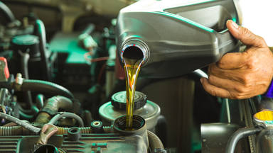 Pasos para medir el aceite del coche - Todos los secretos que cuidan de tu  coche. El blog de Midas