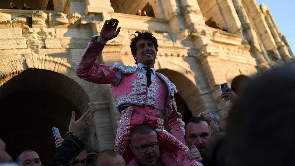 Andrés Roca Rey en su salida a hombros este sábado por la Puerta Grande de Arles